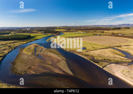 Die North Esk River fließt in die Nordsee. Am linken Ufer ist Angus und auf dem rechten Ufer ist Aberdeenshire, Schottland. Stockfoto