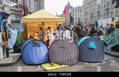 London, UK, 17. April 2019 - Zelte vom Aussterben Rebellion Klimawandel Aktivisten blockieren die Straßen vor dem Oxford Circus, London Stockfoto