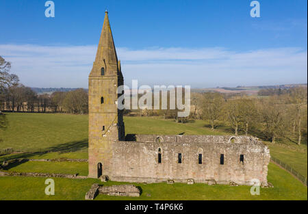 Luftaufnahme der Restenneth Abbey bei Forfar, Angus, Schottland. Es wird angenommen, dass sie von Nechtan, König der Picts, um 715 n. Chr. gegründet wurde. Stockfoto