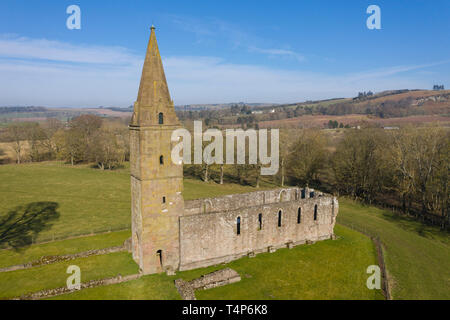 Luftaufnahme der Restenneth Abbey bei Forfar, Angus, Schottland. Es wird angenommen, dass sie von Nechtan, König der Picts, um 715 n. Chr. gegründet wurde. Stockfoto