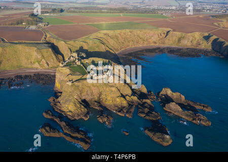 Luftaufnahme von Dunnottar Castle eine zerstörte mittelalterliche Festung auf einer felsigen Landzunge südlich der Stadt Stonehaven, Aberdeenshire, Schottland. Stockfoto