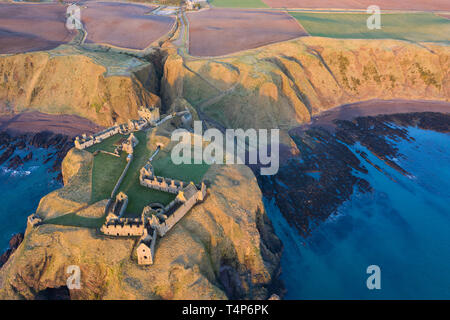 Luftaufnahme von Dunnottar Castle eine zerstörte mittelalterliche Festung auf einer felsigen Landzunge südlich der Stadt Stonehaven, Aberdeenshire, Schottland. Stockfoto