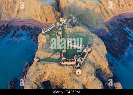 Luftaufnahme von Dunnottar Castle eine zerstörte mittelalterliche Festung auf einer felsigen Landzunge südlich der Stadt Stonehaven, Aberdeenshire, Schottland. Stockfoto