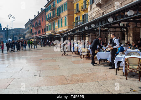 Verona, Italien - März 2019. Die größte Piazza Piazza Bra in Verona, Italien, in der Nähe der Arena von Verona, ursprünglich ein Amphitheater gebaut fast 2000 Jahre ag Stockfoto