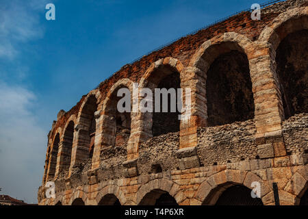 Verona, Italien - März 2019. Arena di Verona eine antike römische Amphitheater in Verona, Italien, benannt als UNESCO-Weltkulturerbe als beliebten touristischen pl Stockfoto