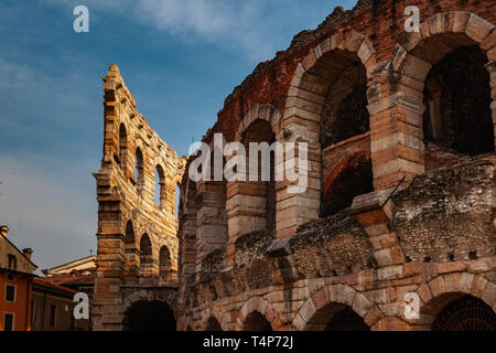 Verona, Italien - März 2019. Arena di Verona eine antike römische Amphitheater in Verona, Italien, benannt als UNESCO-Weltkulturerbe als beliebten touristischen pl Stockfoto