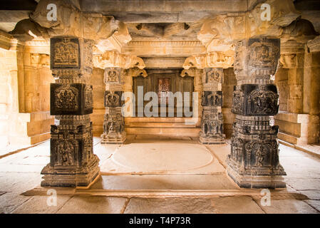 Schwarze Säulen in einem weißen Raum bei Hazara Rama Tempel, Hampi, Indien Stockfoto