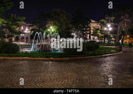 Verona, Italien - März 2019. Die größte Piazza Piazza Bra in Verona, Italien, in der Nähe der Arena von Verona, ursprünglich ein Amphitheater gebaut fast 2000 Jahre ag Stockfoto