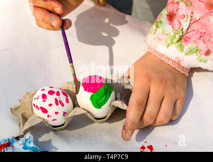 Ostern, bunte Farbe Patches - Kind malen, dekorieren Eier. Stockfoto