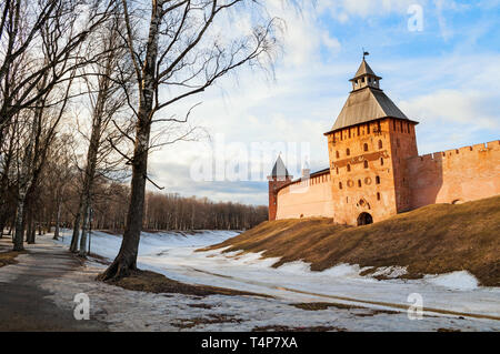 Weliki Nowgorod Kreml Festung Türme im Winter sonnigen Abend in Weliki Nowgorod, Russland, Panoramablick sonnige Aussicht Stockfoto