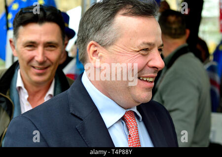 Arron Banken - Geschäftsmann und politischen Spender. Mitbegründer der verlassen. EU-Kampagne, mit Gefährten verlassen Mitkämpfer Andy Wigmore (links) vorbei an der Hochschule Stockfoto