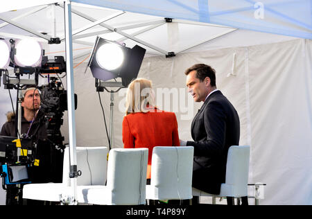 Max Foster, CNN Anker und der Londoner Korrespondent, während einer Live-Nachrichten Sendung vom College Green, Westminster, April 2019 Stockfoto