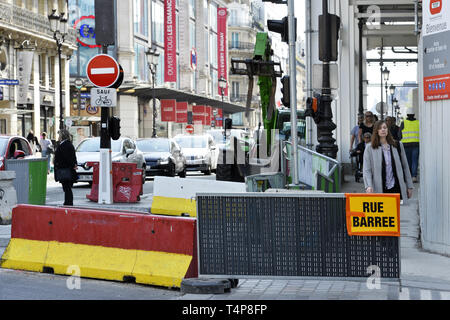 Fahrzeuge und Fußgänger kämpfen gegen die Verkehrsbedingungen in der Rue de Rivoli - Paris - Frankreich Stockfoto