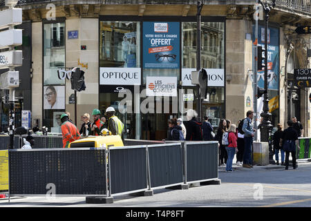 Fahrzeuge und Fußgänger kämpfen gegen die Verkehrsbedingungen in der Rue de Rivoli - Paris - Frankreich Stockfoto