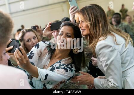 Us-First Lady Melania Trump, nimmt eine selfie mit Lehrern an Albritton Middle School April 15, 2019 in Fort Bragg, North Carolina. Die First Lady besucht die Schule für militärische Familien dann Soldaten an der Basis gerichtet. Stockfoto