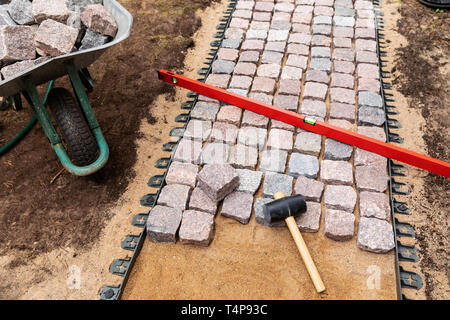 Garten- und Landschaftsbau Dienstleistungen - Granit gepflasterten Gehweg Bau Stockfoto