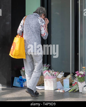 Behelfsmäßige Schrein zu "Bill" ein obdachloser Mann, der angeblich in Brentwood, Essex, UK ermordet wurde. Stockfoto