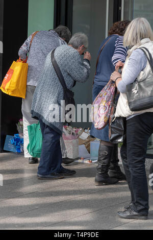 Behelfsmäßige Schrein zu "Bill" ein obdachloser Mann, der angeblich in Brentwood, Essex, UK ermordet wurde. Stockfoto