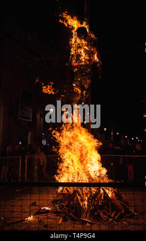 Fermo, Italien - Februar 9, 2016: die Menschen am Lagerfeuer Nachtwache, rituelle Verbrennung der Puppe in Fermo, Italien Stockfoto