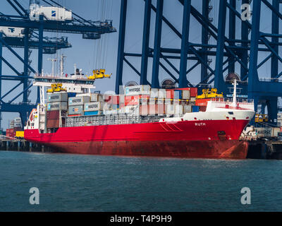 Container Feeder Vessel - Verladung von Containern auf das Feeder-Schiff Ruth im Hafen von Felixstowe, dem größten Containerhafen Großbritanniens. Stockfoto