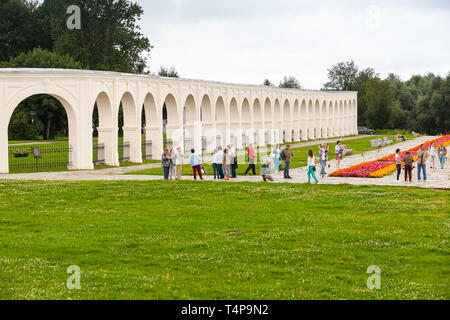 In Weliki Nowgorod, Russland - Juli 30, 2016: Gewöhnliche Menschen und Touristen Spaziergang am Fluss Wolchow Küste bei Sommer Tag Stockfoto