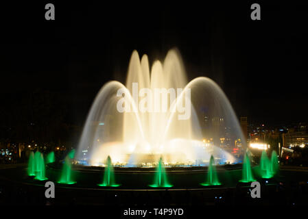 Die bunten Wasser zeigen, der Magische Brunnen von Montjuic mit Licht und Musik in Barcelona, Spanien Stockfoto