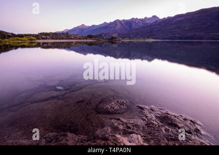 Szene von futalaufquen See gegen die Anden, Nationalpark Los Alerces, Patagonien, Argentinien Stockfoto