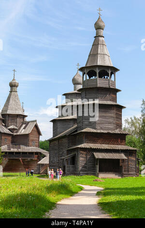 In Weliki Nowgorod, Russland - 31. Juli 2016: Touristen zu Fuß in der Nähe der alten russischen Holz- orthodoxen Kirchen. Vitoslavlitsy Stockfoto