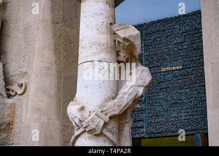 Die Skulpturen auf der Leidenschaft Fassade der Sagrada Familia in Barcelona, Spanien Stockfoto