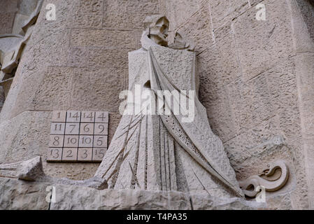 Die Skulpturen auf der Leidenschaft Fassade der Sagrada Familia in Barcelona, Spanien Stockfoto