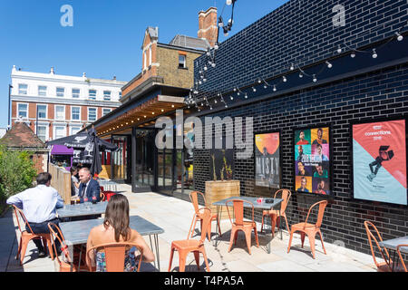 Terrace Cafe, Bush Theater, Uxbridge Road, Shepherd's Bush, Londoner Stadtteil Hammersmith und Fulham, Greater London, England, Vereinigtes Königreich Stockfoto