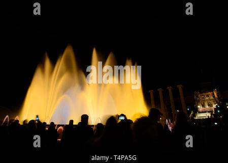 Die bunten Wasser zeigen, der Magische Brunnen von Montjuic mit Licht und Musik in Barcelona, Spanien Stockfoto