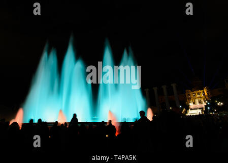 Die bunten Wasser zeigen, der Magische Brunnen von Montjuic mit Licht und Musik in Barcelona, Spanien Stockfoto