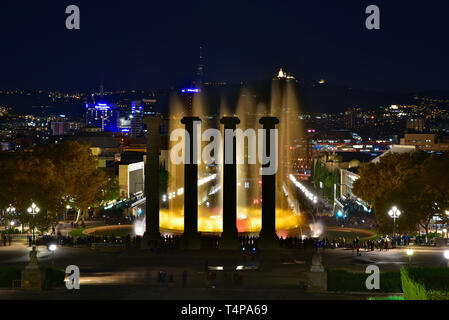 Nachtansicht der Magic Fountain Square und der Stadt Barcelona Stockfoto