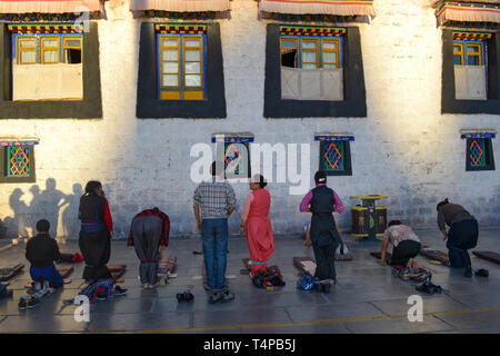 Die pilger außerhalb Jokhang-tempel, dem heiligsten Tempel des tibetischen Buddhismus in Lhasa, Tibet beten Stockfoto