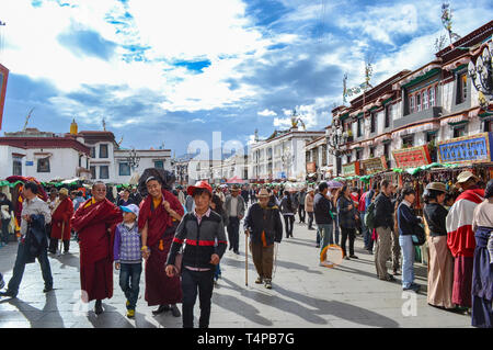 Pilger des Tibetischen Buddhismus, Mönche, Einheimische und Touristen wandern rund um Barkor, einem beliebten Devotionalien Route um Jokhang Tempel in Lhasa, Tibet Stockfoto