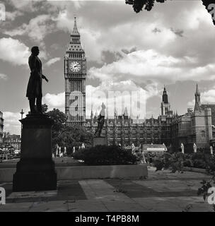 1960, historische Ansicht der Elizabeth oder Clock Tower (Big Ben) und der Palast von Westminster, der Heimat des britischen Parlaments über von den Parliament Square, wo zwölf Statuen befinden. Auf der linken Seite hier gesehen ist die Statue zu Henry John Temple, 3rd Viscount Palmerston, zweimal ein britischer Premierminister. Stockfoto