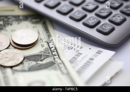 Papier Rechnung auf dem Tisch liegen mit Taschenrechner und US Dollar Noten Stockfoto
