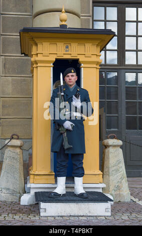 STOCKHOLM, Schweden - 09.MÄRZ 2019: Die schwedische Soldat auf einem Post im Königlichen Palast Stockfoto