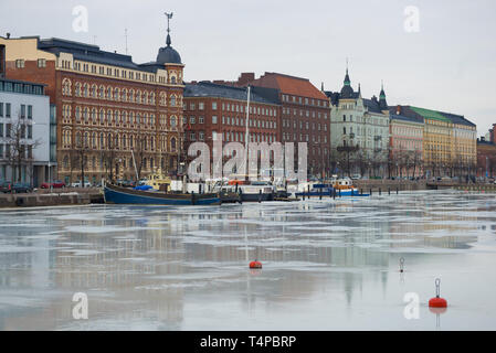 Blick auf den nördlichen Damm an einem bewölkten März Tag. Helsinki, Finnland Stockfoto