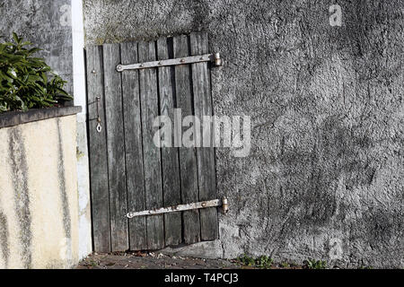 Nyon, Schweiz, März 2019. Details der Schloss Nyon (Chateau de Nyon). Das Foto enthält eine kleine hölzerne Stock in der Seitenwand. Stockfoto