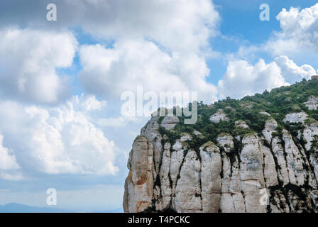 Montserrat ist ein Berg in der Nähe von Barcelona in Katalonien. Es ist der Ort einer Benediktinerabtei, Santa Maria de Montserrat, welche Hosts die Jungfrau von Mon Stockfoto