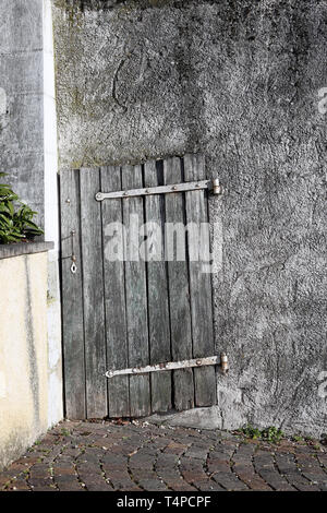 Nyon, Schweiz, März 2019. Details der Schloss Nyon (Chateau de Nyon). Das Foto enthält eine kleine hölzerne Stock in der Seitenwand. Stockfoto