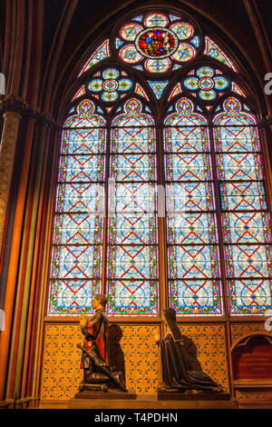 Im Inneren der Kathedrale Notre Dame entfernt. Details des Interieurs von Notre Dame de Paris, in der Kathedrale Unserer Lieben Frau von Chartres (Cathedrale Notre-Dame) Stockfoto