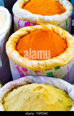 Bunte Gewürze Pulver mit Curry und Chili traditionelle würzige Street Market in Neu Delhi. Indien Stockfoto