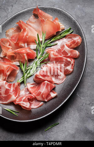 Traditionelle spanische Schinken, Prosciutto Crudo, italienischer Parmaschinken. Antipasti Platte Stockfoto