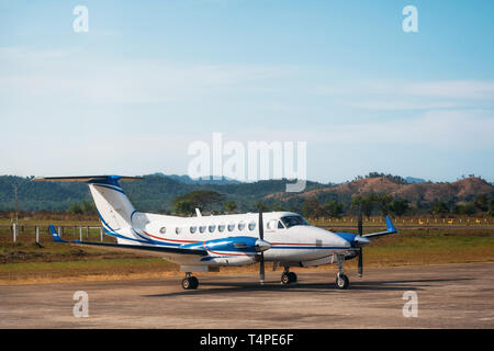 Coron, Philippinen - Januar 29, 2019: Kleine private Flugzeuge Beechcraft King Air B350 zu Francisco Reyes Flughafen. Stockfoto