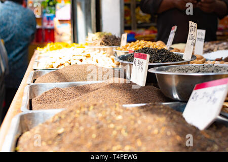 Spice Market Kaufleute und wird von einer Vielzahl von frischen Früchten, Nüssen und Gewürzen. In Alt Delhi, Indien Stockfoto