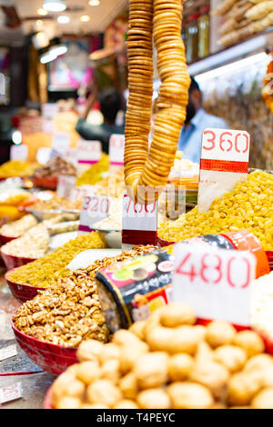 Spice Market Kaufleute und wird von einer Vielzahl von frischen Früchten, Nüssen und Gewürzen. In Alt Delhi, Indien Stockfoto
