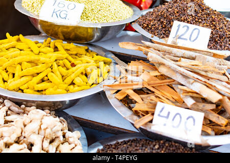 Spice Market Kaufleute und wird von einer Vielzahl von frischen Früchten, Nüssen und Gewürzen. In Alt Delhi, Indien Stockfoto